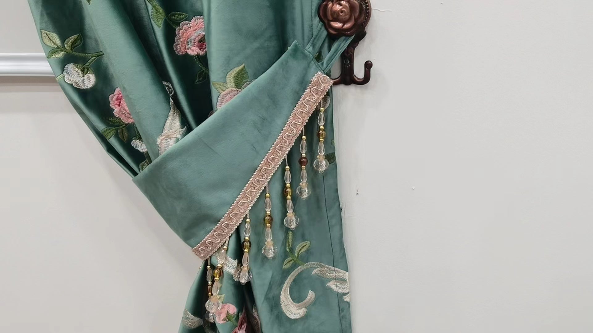 Velvet beaded fabric tieback - Green
